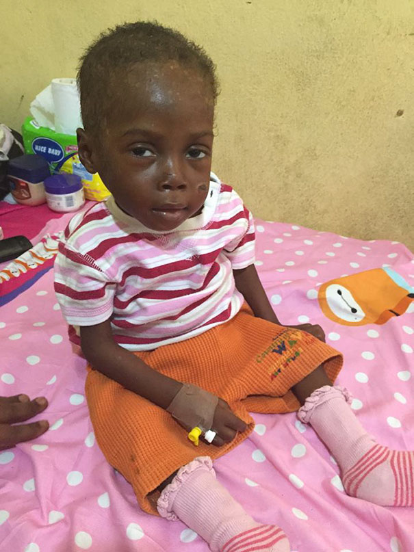 Niño nigeriano abandonado en la calle es rescatado por una voluntaria