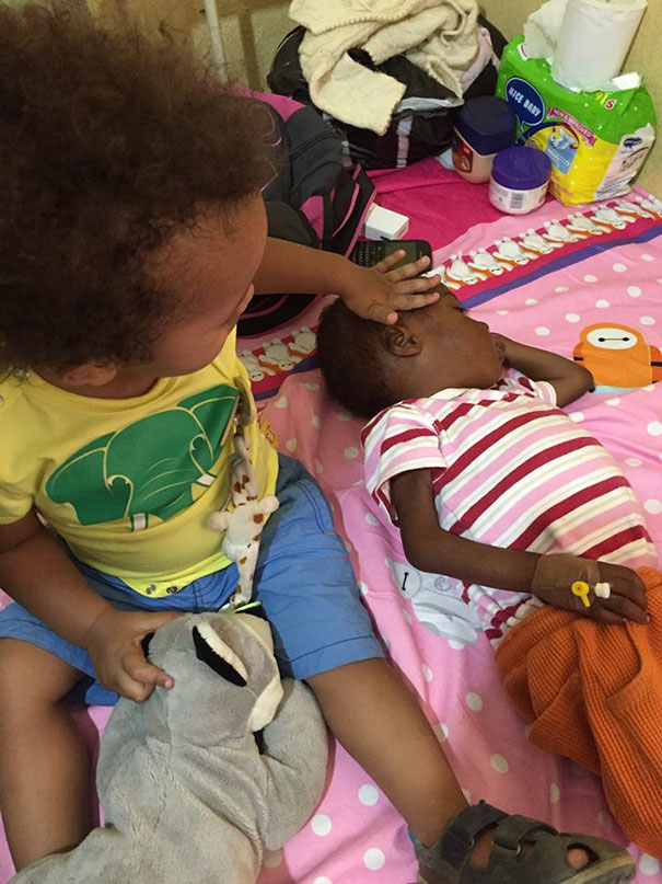 Niño nigeriano abandonado en la calle es rescatado por una voluntaria