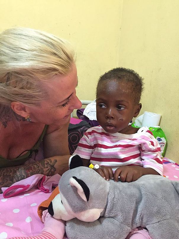 Niño nigeriano abandonado en la calle es rescatado por una voluntaria