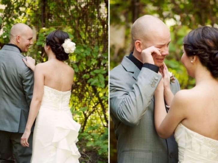 Novios emocionados al ver a sus novias