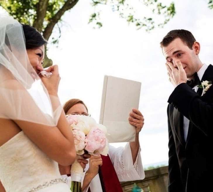 Novios emocionados al ver a sus novias