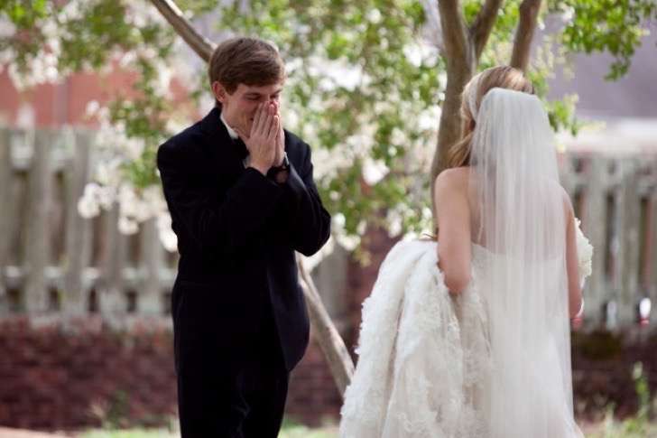 Novios emocionados al ver a sus novias