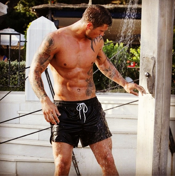 Dan Osborne en la ducha