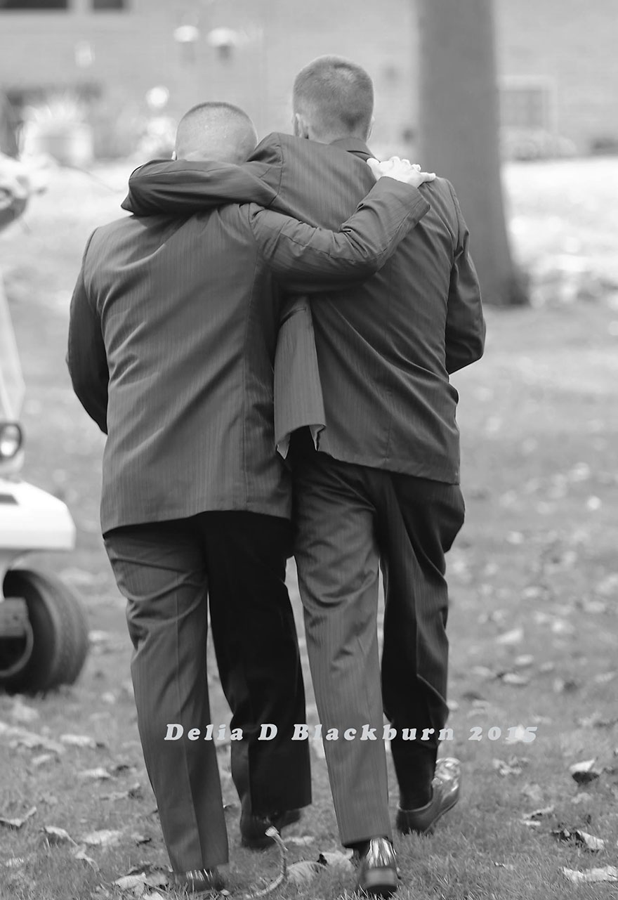 Padre y padrastro la llevan al altar