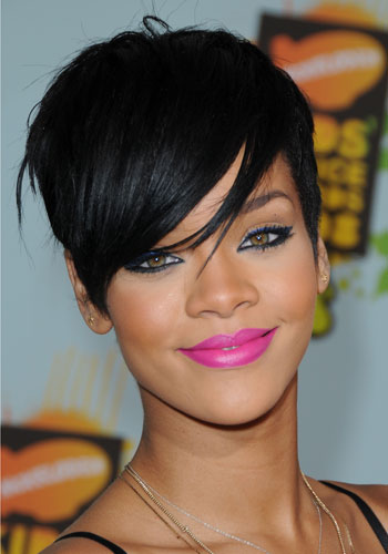 rihanna-with-blue-eyeliner-and-hot-pink-lips-at-nickelodeons-2008-kids-choice-awards