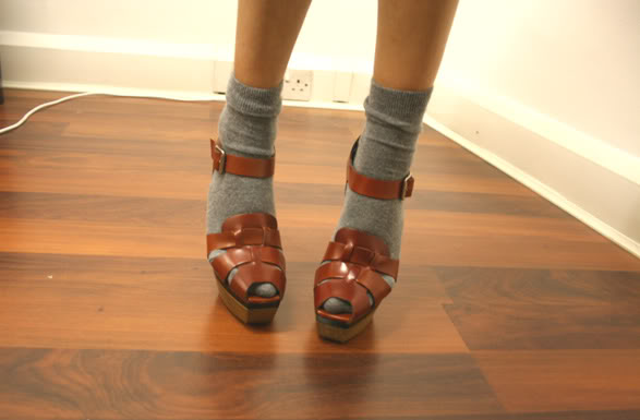 Tendencia sandalias con calcetines