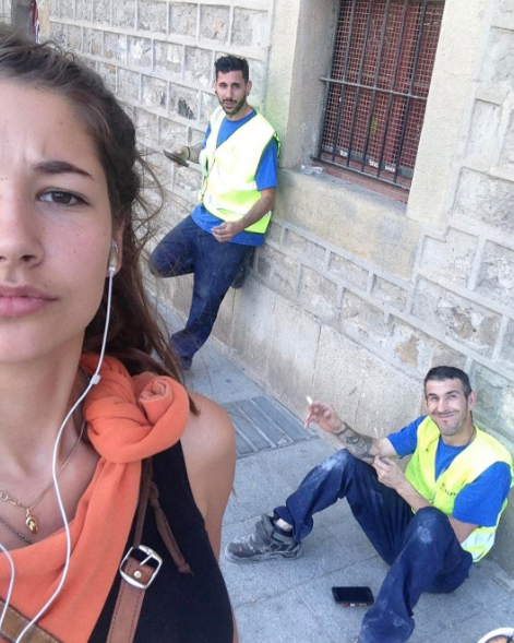 Se hace selfies con sus piropeadores para denunciar el acoso callejero 