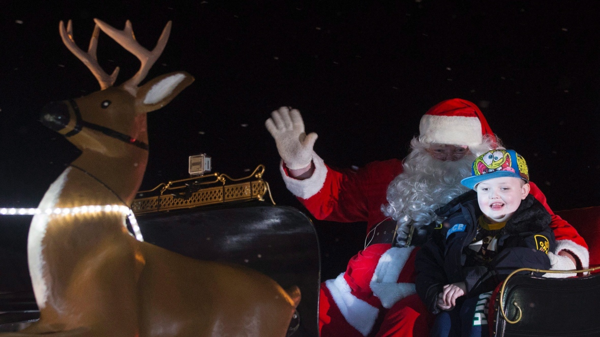 Adelantan la Navidad por un niño con cáncer