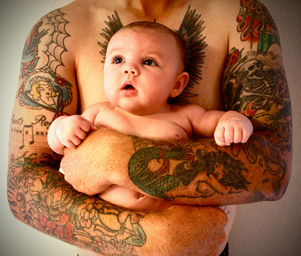 Padres tatuados con sus bebés