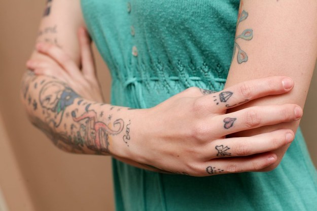 Profesora expulsada por llevar tatuajes