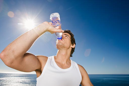 Tíos buenos bebiendo agua 