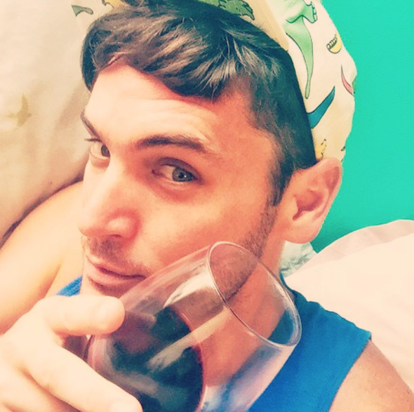 Hombres guapos y vino