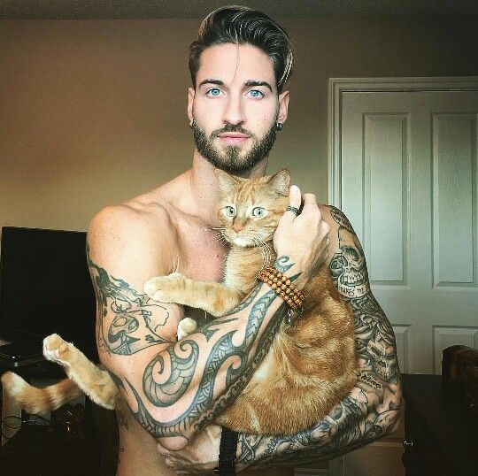 Travis DesLaucier y su gato