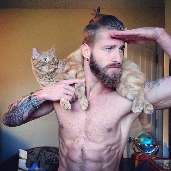 Travis DesLaucier y su gato