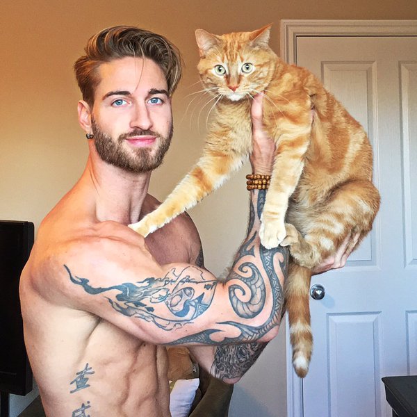 Travis DesLaucier y su gato