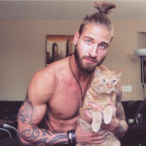 Travis DesLaucier y su gato