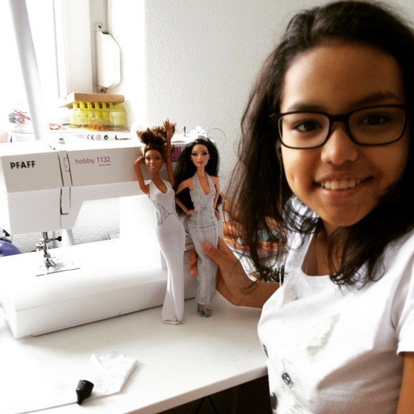 diseña ropa para sus barbies y la felicitan desde Dior