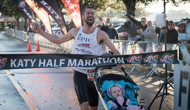 gana carrera corriendo con su bebe