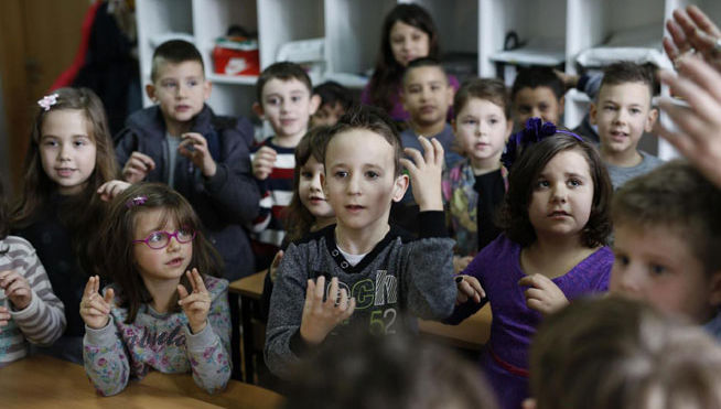 niños aprenden lengua de signos