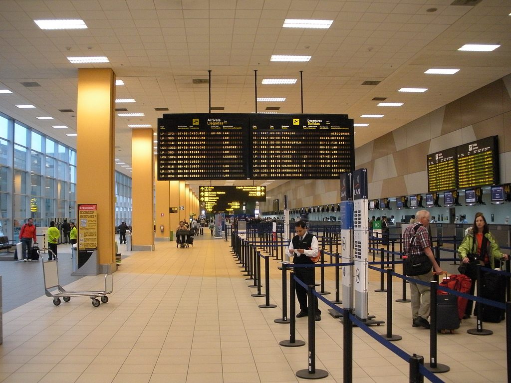 pareja discute aeropuerto 