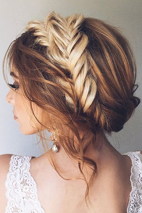 30 magníficos peinados de bienvenida para el 2020></p><p>Una clásica trenza halo updo se ve hermosa para un evento como el Baile de Bienvenida - especialmente si vas a ser nombrada Reina del Baile de Bienvenida. Crea un encantador efecto de corona y tiene un atractivo formal e intemporal. Dale un toque especial a tu peinado en forma de halo añadiendo accesorios para el cabello: piensa en mini estrellas, <a href=