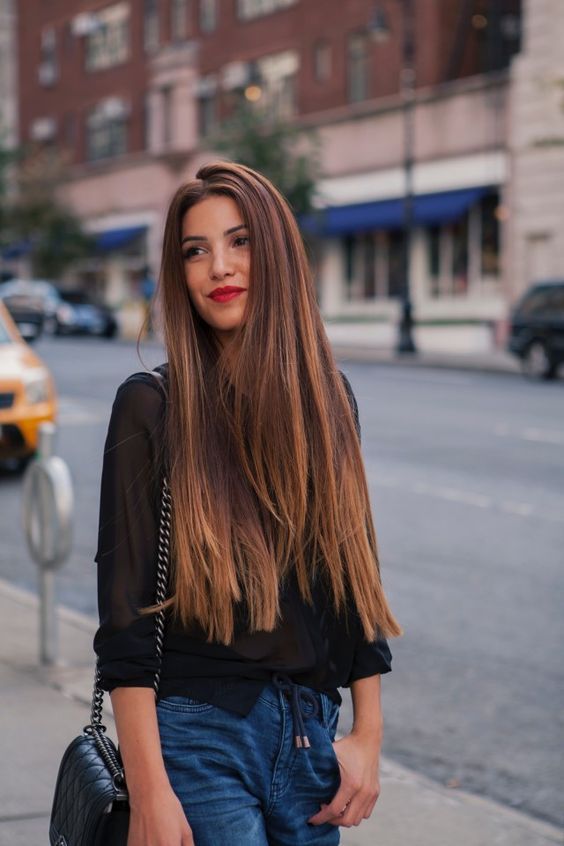 mujer con el pelo liso