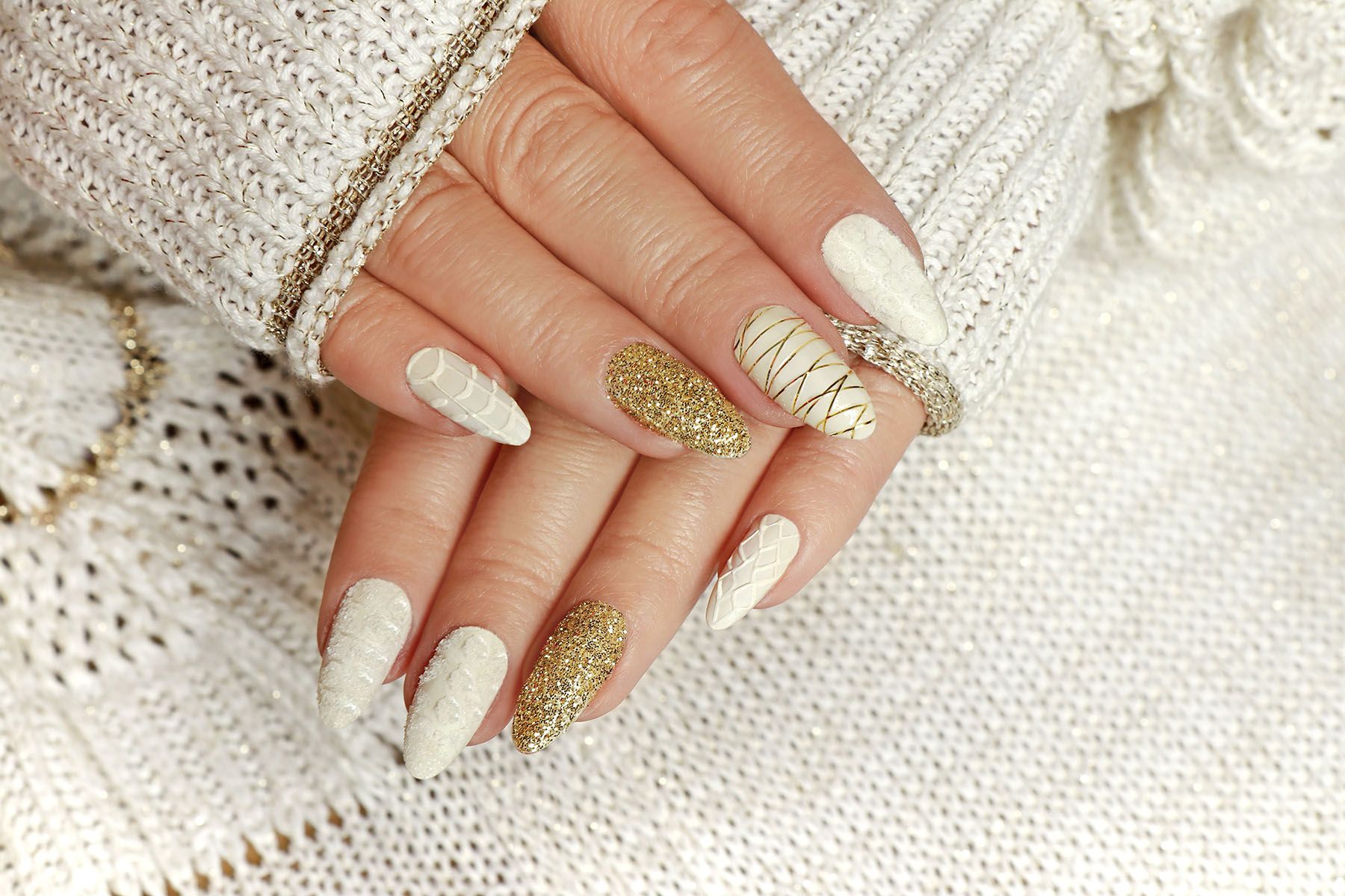 20 magníficos diseños de uñas de invierno para alegrar la temporada