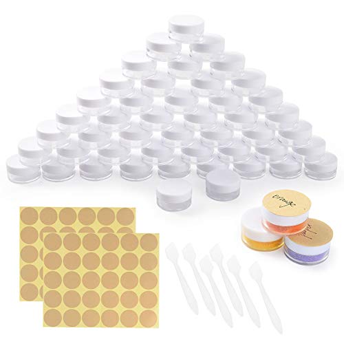 Colmanda Envase Cosmético, 60 Piezas Tarros de Plástico con 6 Raspador Y Pegatinas, 5 ml Contenedores Cosmético, Tarro Vacío Crema para Loción, Crema, Minivelas, Cosméticos - Blanco