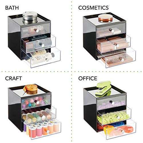 mDesign Organizador de maquillaje – Cajas de belleza con 3 cajones para sombra de ojos, labiales y más – Cajonera de plástico para organizar maquillaje en el baño – negro/transparente