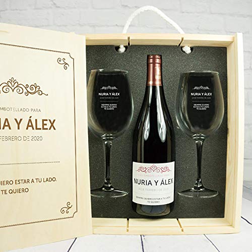 Calledelregalo Regalo Personalizado para Parejas: Kit con Botella de Vino + Copas de Vino + Caja de Madera, Todo ello Personalizable con Nombres, Fecha y dedicatoria