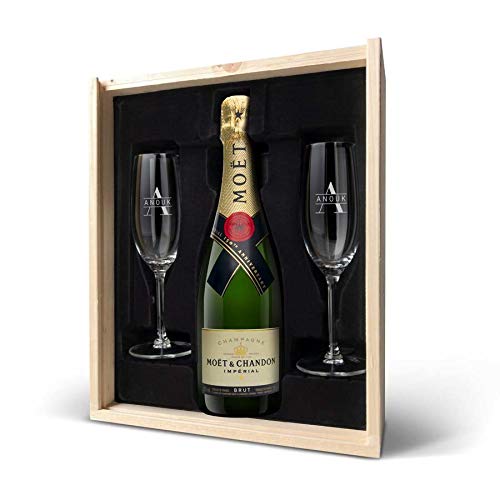 Champaña Moët & Chandon Brut personalizada con copas grabadas con nombres - una botella de champagne 0.75L