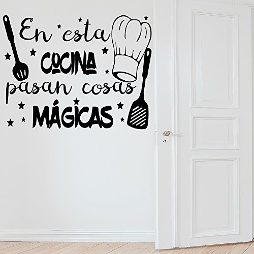 Docliick® Frase Vinilo para cocina o restaurante"EN ESTA COCINA PASAN COSAS MÁGICAS" Pegatina pared frases decorativas DC-18018 (30x20cm)