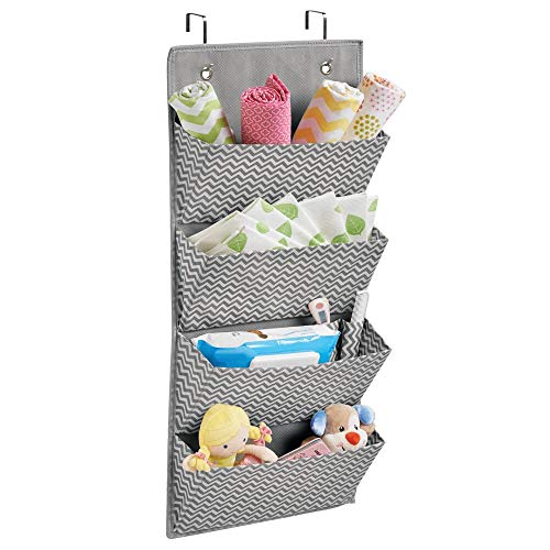 mDesign colgador ropa - Organizador armarios con 4 bolsillos de polipropileno transpirable - Perchero puerta multiusos ideal para el cuarto de los niños o el interior de sus armarios