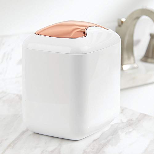 mDesign Papelera con tapa basculante para sobremesa – Cubo de basura de baño para desechos cosméticos – Práctico contenedor de residuos de plástico de 2,7 litros de capacidad – blanco/dorado rojizo