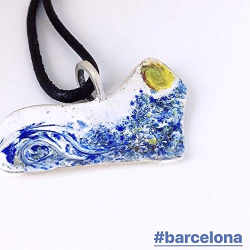 Precioso colgante colección “Barcelona” realizado en plata de ley y esmalte al fuego. Pieza única de diseño ideal para cualquier ocasión.