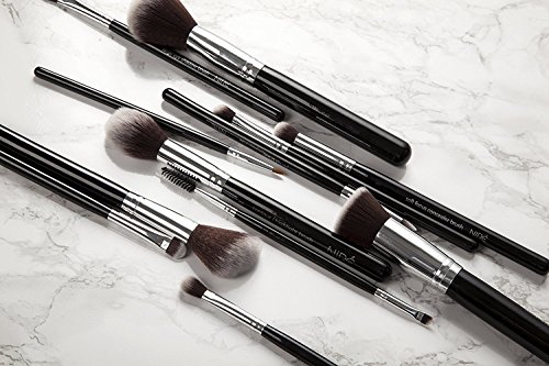 Artistry Set de Niré: brochas de maquillaje veganas con estuche de brochas, esponja Niré Beauty y cepillo limpiador de brochas