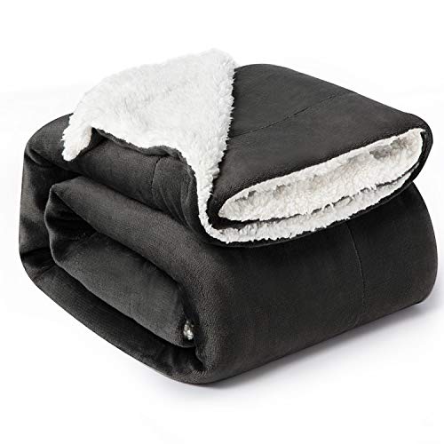 Bedsure Manta Reversible de Franela/Sherpa 150x200cm - Manta para Cama 90 de 100% Microfibra Extra Suave - Manta de Felpa Negro Ceniza