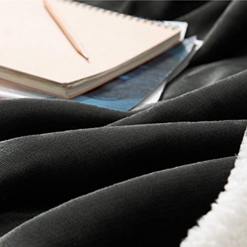 Bedsure Manta Reversible de Franela/Sherpa 150x200cm - Manta para Cama 90 de 100% Microfibra Extra Suave - Manta de Felpa Negro Ceniza