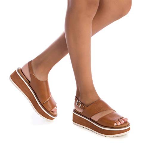 CARMELA - Sandalia de Cuña para Mujer - Sandalia con Tira y Cierre de Hebilla - Tacón 6 cm - Color Camel - Talla 37