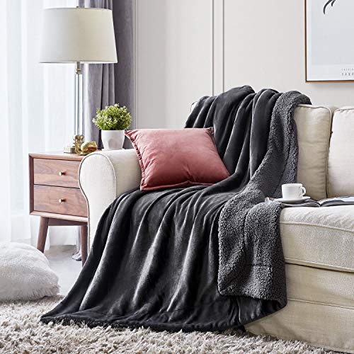 Hansleep Manta Reversible de Franela Sherpa, 130x165 cm Manta Polar para Sofá Cama, 100% Microfibra Cepillada Extra Suave Transpirable - Mantas de Pelo Cálida Acogedor, Gris Oscuro