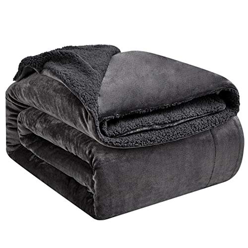 Hansleep Manta Reversible de Franela Sherpa, 130x165 cm Manta Polar para Sofá Cama, 100% Microfibra Cepillada Extra Suave Transpirable - Mantas de Pelo Cálida Acogedor, Gris Oscuro