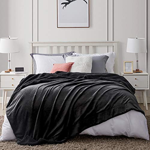 Hansleep Manta Reversible de Franela Sherpa, 130x165 cm Manta Polar para Sofá Cama, 100% Microfibra Cepillada Extra Suave Transpirable - Mantas de Pelo Cálida Acogedor, Gris Oscuro