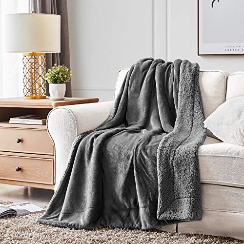 Hansleep Manta Reversible de Franela Sherpa, 150x200 cm Manta Polar para Sofá Cama, 100% Microfibra Cepillada Extra Suave Transpirable - Mantas de Pelo Cálida Acogedor, Gris Claro