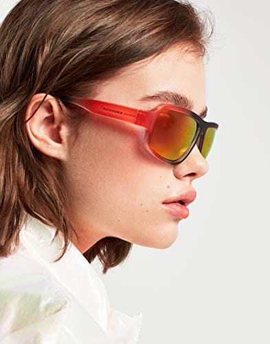 HAWKERS · Gafas de Sol F18 Orange, para Hombre y Mujer, de diseño sportswear con montura negra y naranja translúcida y lentes iridiscentes naranjas y rojas, Protección UV400