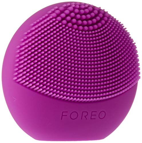 LUNA play de FOREO es el limpiador exfoliante facial, morado. Perfecto para llevar de viaje, este cepillo facial es resistente al agua y proporciona una limpieza sónica