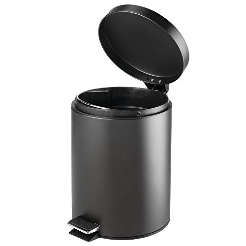 mDesign Cubo de basura con pedal – Contenedor de residuos de metal de 5 litros con tapa, pedal y cubo plástico extraíble – Para cosméticos o como papelera de baño, cocina u oficina – negro