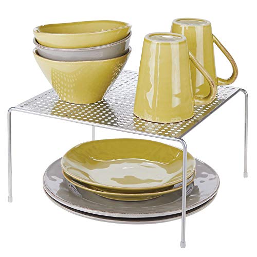 mDesign Juego de 2 estantes de cocina – Soportes para platos de metal – Pequeños organizadores de armarios para tazas, platos, alimentos, etc. – plateado