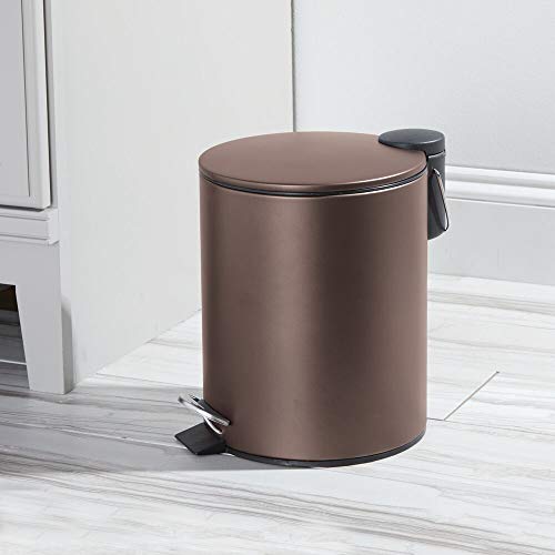 mDesign Papelera de baño Redonda – Contenedor de residuos de Metal con 5 litros de Capacidad, Pedal, tapadera y Cubo Interior – Elegante Cubo metálico para baño, Cocina o despacho – Color Bronce