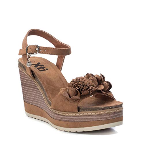 XTI - Sandalia de Cuña para Mujer - Sandalia con Cierre de Hebilla - Tacón 10 cm - Color Camel - Talla 41