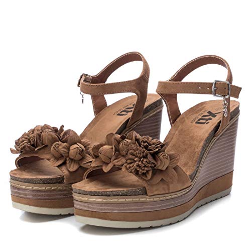 XTI - Sandalia de Cuña para Mujer - Sandalia con Cierre de Hebilla - Tacón 10 cm - Color Camel - Talla 41